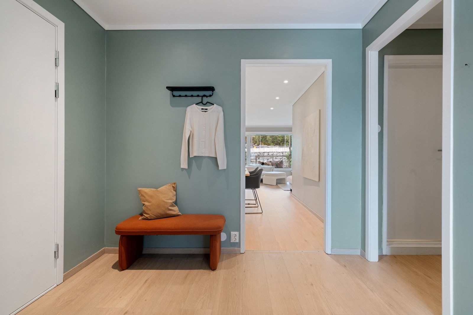 Entréen er lys og romslig med god plass til både sko og jakker Galleribilde