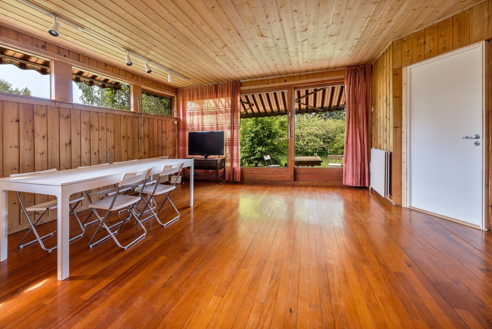 Stor stue med utgang til hage/terrasse Galleribilde