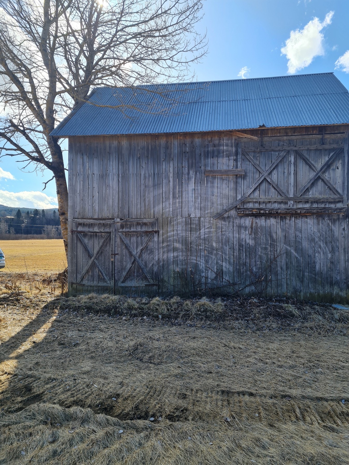 Bygg som står på teig på motsatt side av elva fra gårdstunet. Galleribilde