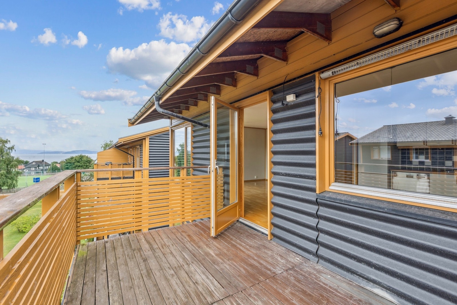 Balkongen byr på flott sjøutsikt og rikelig med plass til ønsket utemøblement. Galleribilde