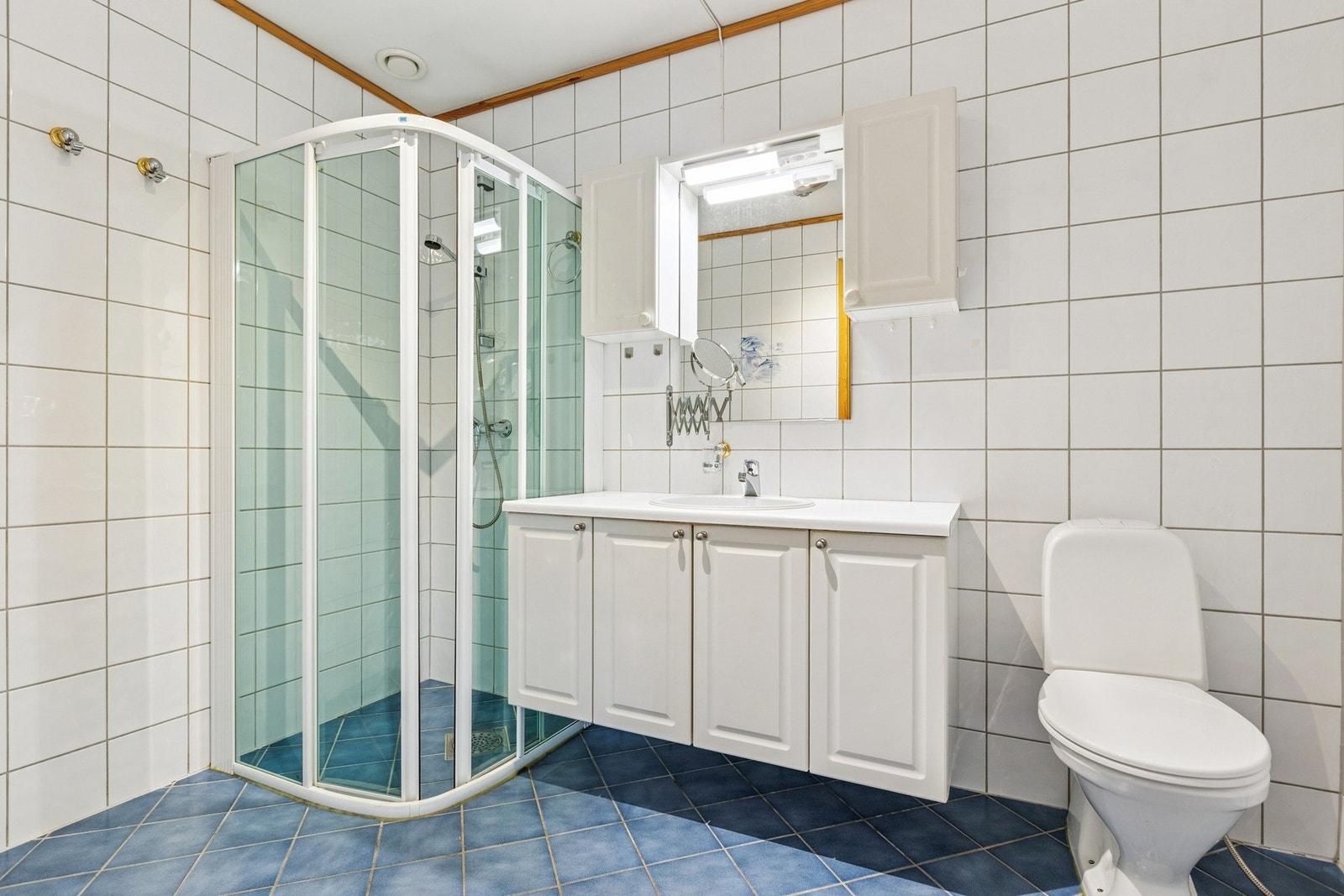 Leiligheten har et flislagt baderom på 6 kvm. Galleribilde