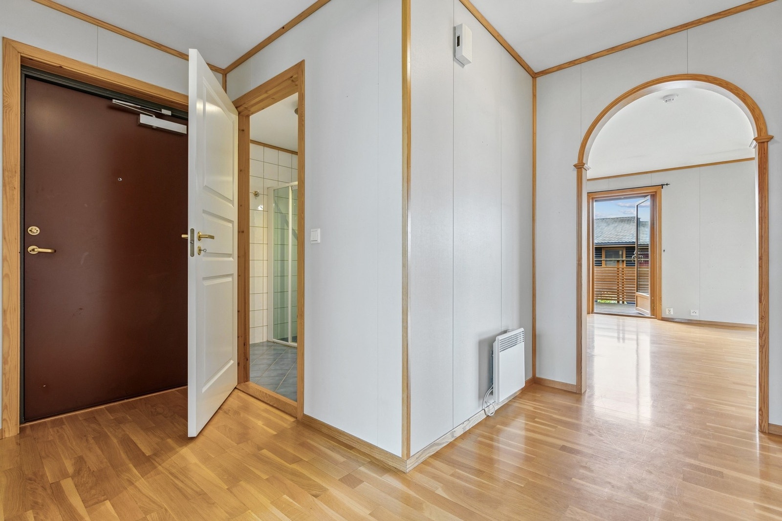 Gangen på 7 kvm gir praktisk adkomst til alle rom i leiligheten, samt god plass til oppbevaring. Galleribilde