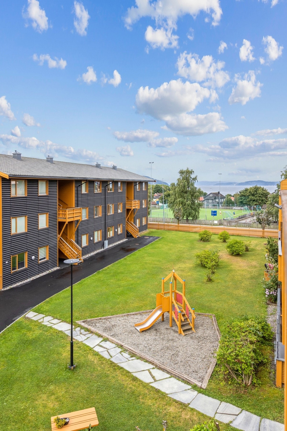 Det finnes flere flotte badeplasser i området, som Korsvika, perfekt for varme sommerdager. Ladeparken ligger også like i nærheten og byr på hyggelige grøntområder. Galleribilde