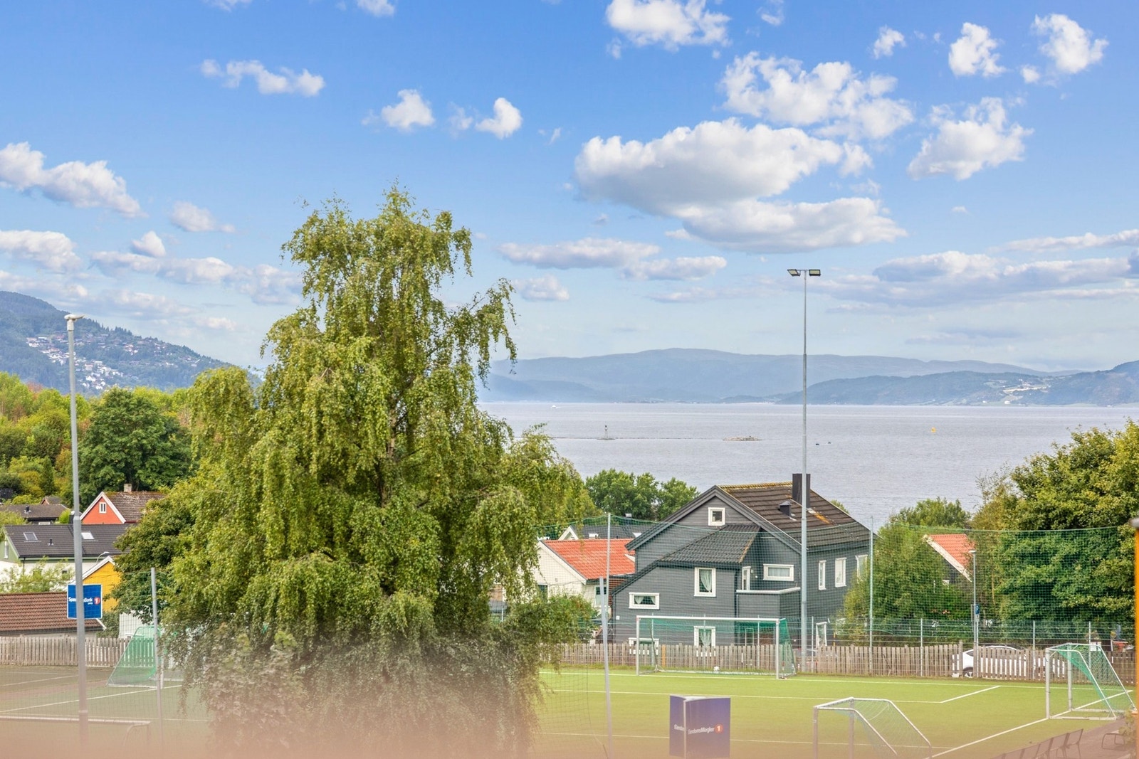 Lys og luftig 3-roms med flott sjøutsikt, god planløsning og stort potensial! Galleribilde