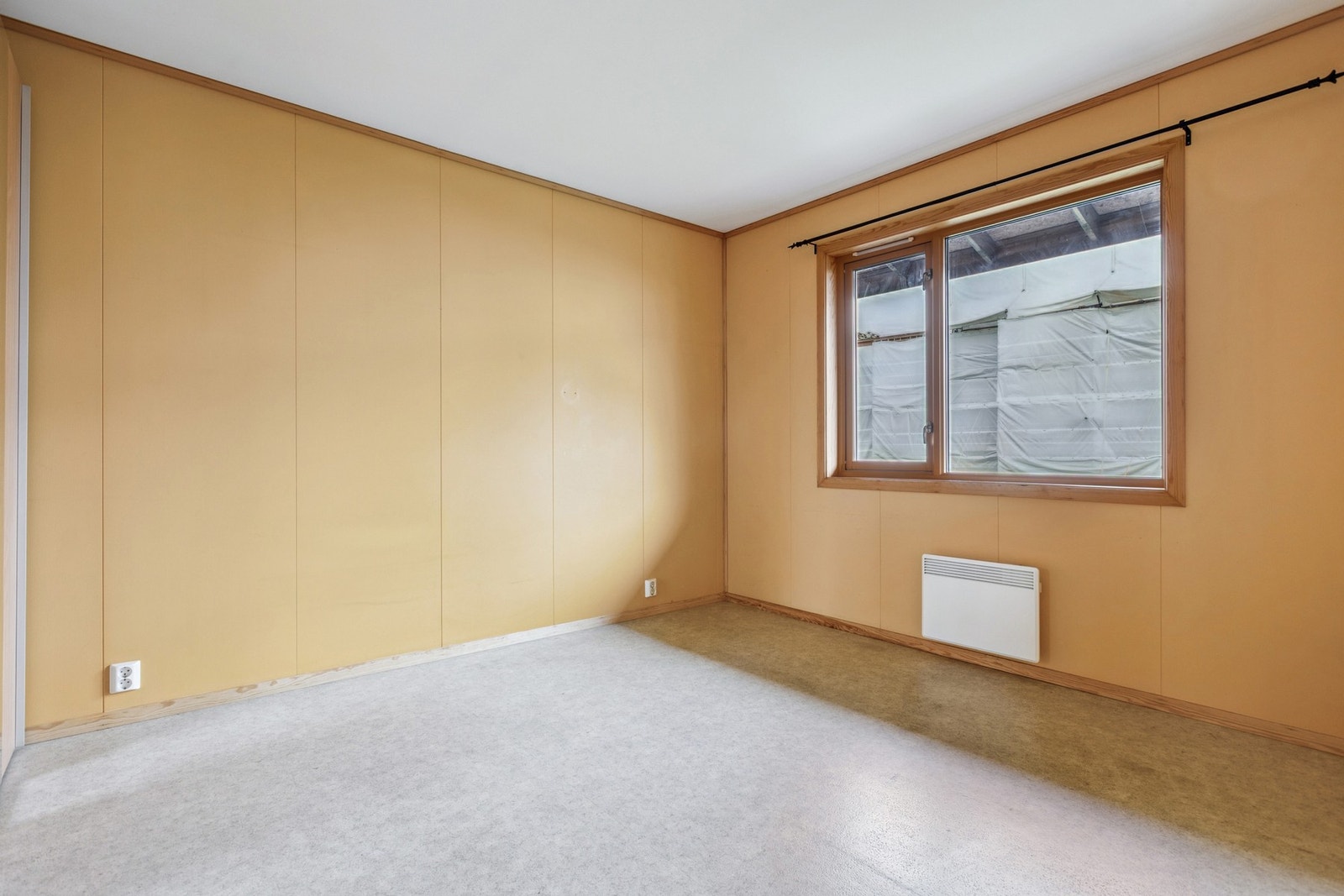 Store vindusflater gjør at soverommene oppleves lyse og luftige. Galleribilde