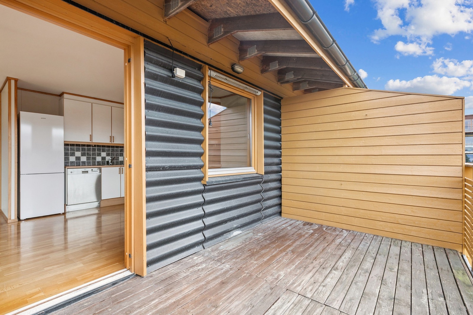 Dagligvarehandelen er svært enkel med Rema 1000 i umiddelbar nærhet, samt Bunnpris Lade innen kort gangavstand. City Lade, med et stort utvalg butikker, caféer og tjenester, ligger også i nærheten. Galleribilde