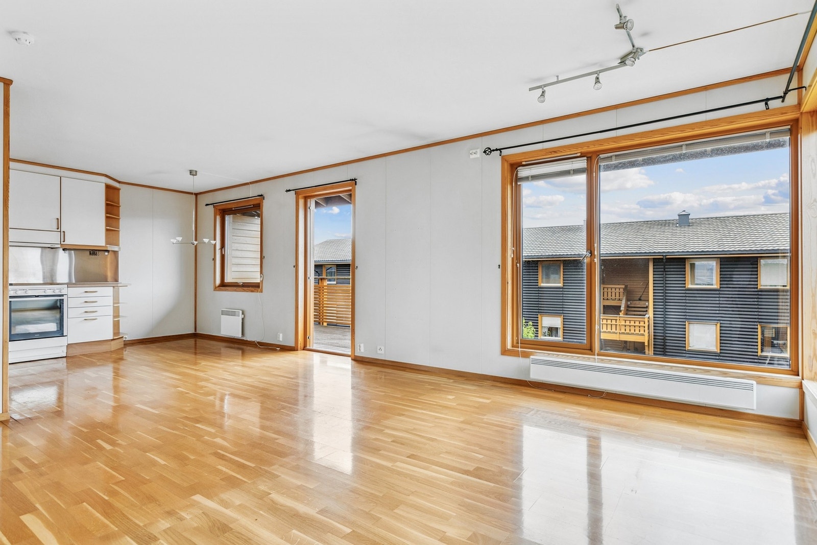 Leiligheten har en åpen stue- og kjøkkenløsning på totalt 30 kvm. Galleribilde