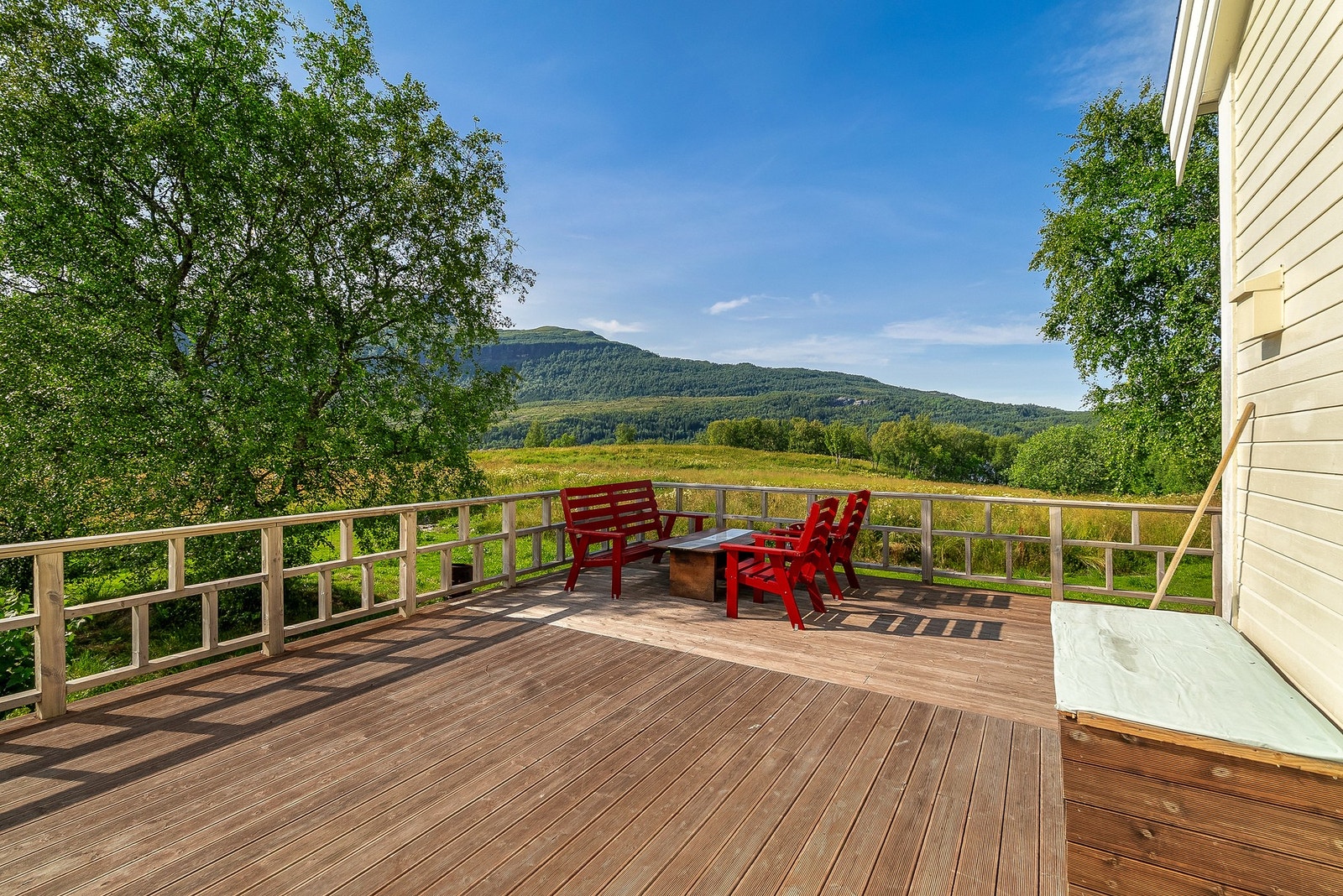 Terrassen gir rikelig med plass utendørs. Ideelt for rekreasjon, eller sosiale stunder Galleribilde