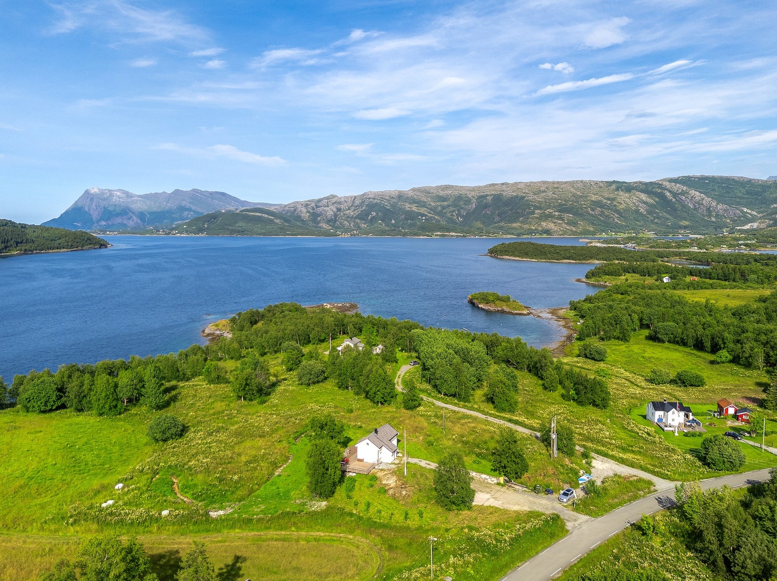 Flott og romslig tomt på over 2,2 mål i rolige omgivelser nært hav og natur. Galleribilde