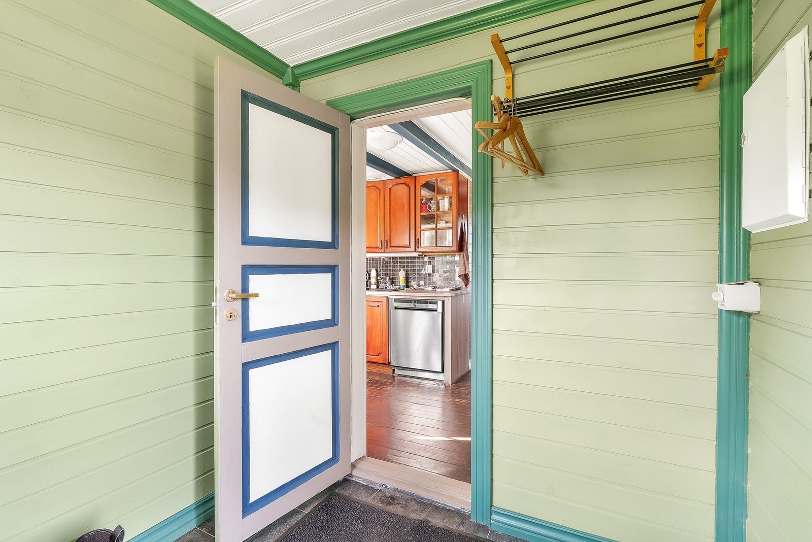 Velkommen inn - Entré på sørsiden av huset tar deg inn til kjøkkenet Galleribilde