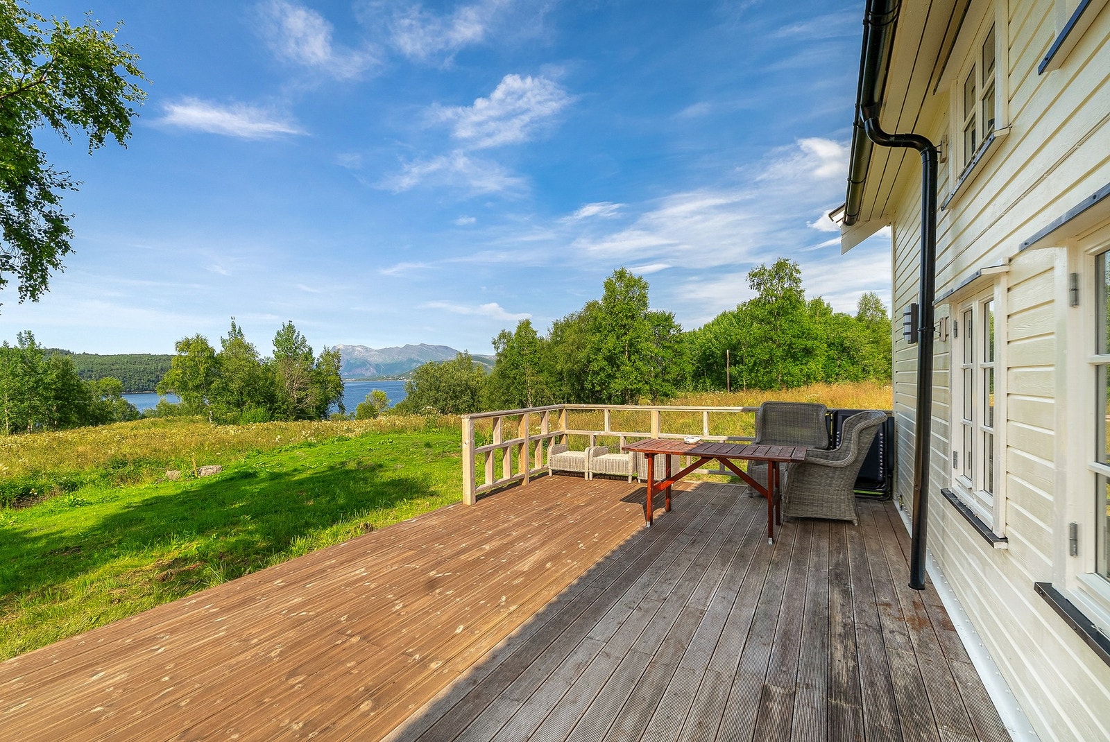 Etter det funksjonelle innearealet, trer vi ut på en generøs uteplass Galleribilde