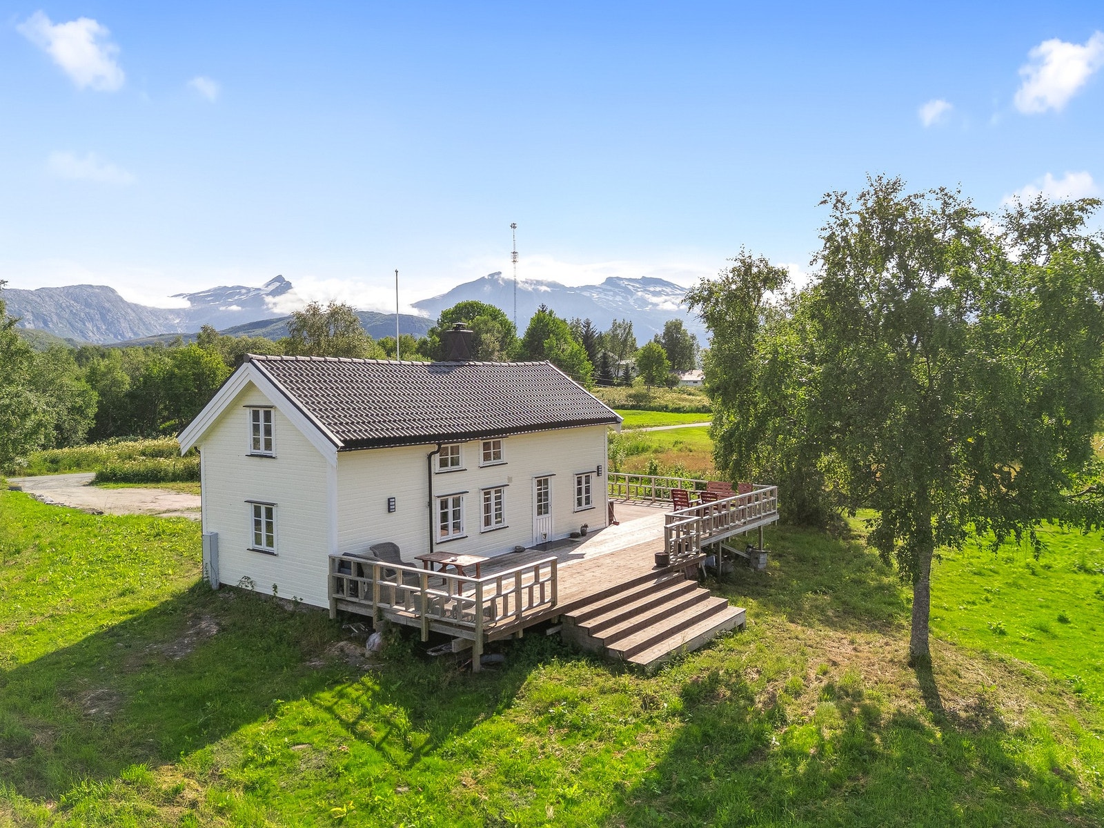 Velkommen til Sørfinnsetveien 56 - et sjarmerende Nordlandshus fra 1918 som nylig har gjennomgått flere oppgraderinger Galleribilde