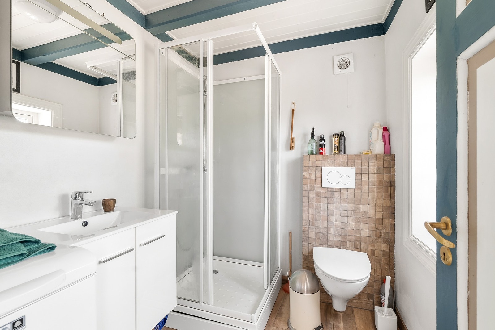 Bad - Totalrenovert i 2019 med helt nytt rørleggerarbeid og installasjon av moderne varmekabler Galleribilde