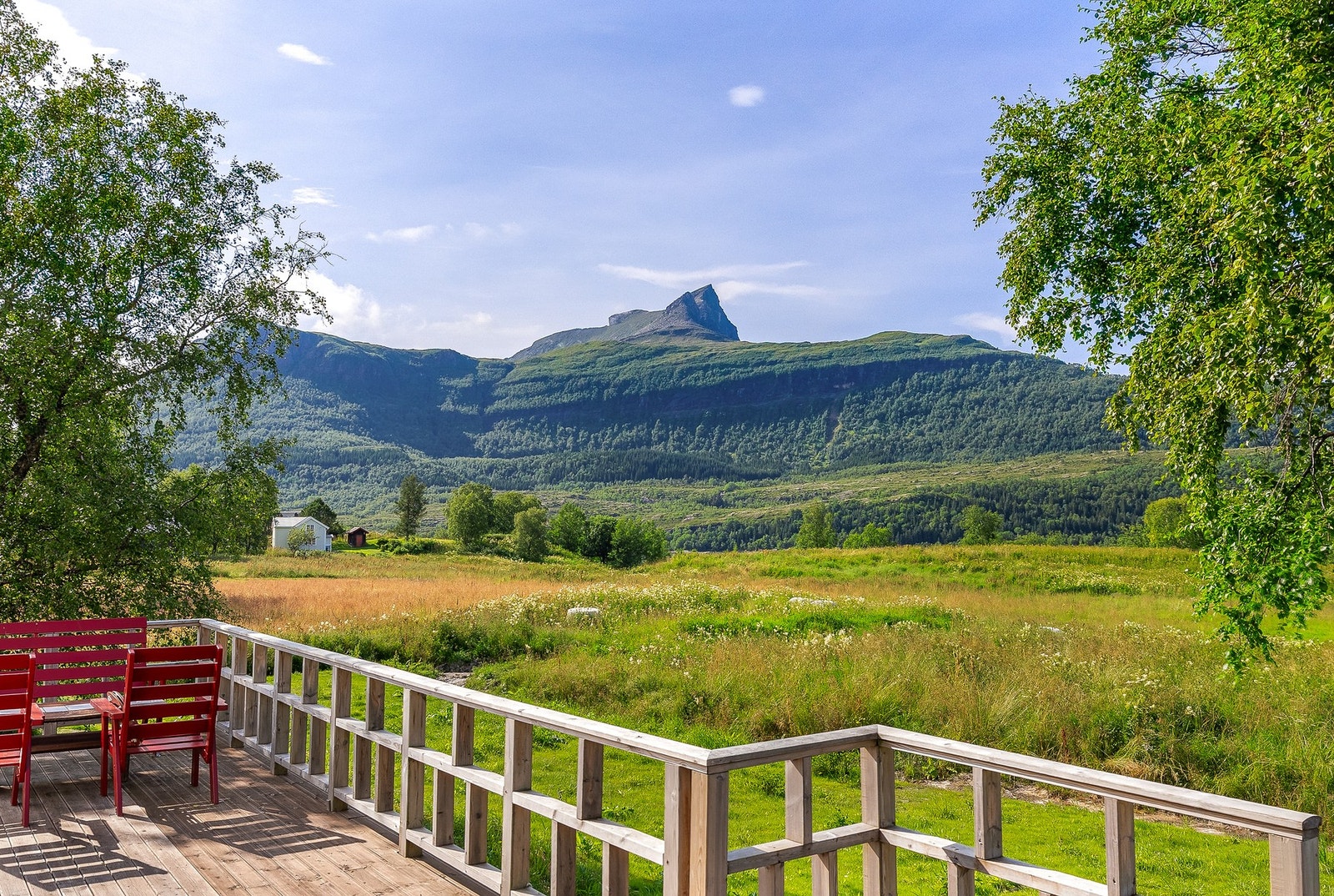 Uteplassen gir en følelse av frihet og åpner blikket mot naturen. Galleribilde