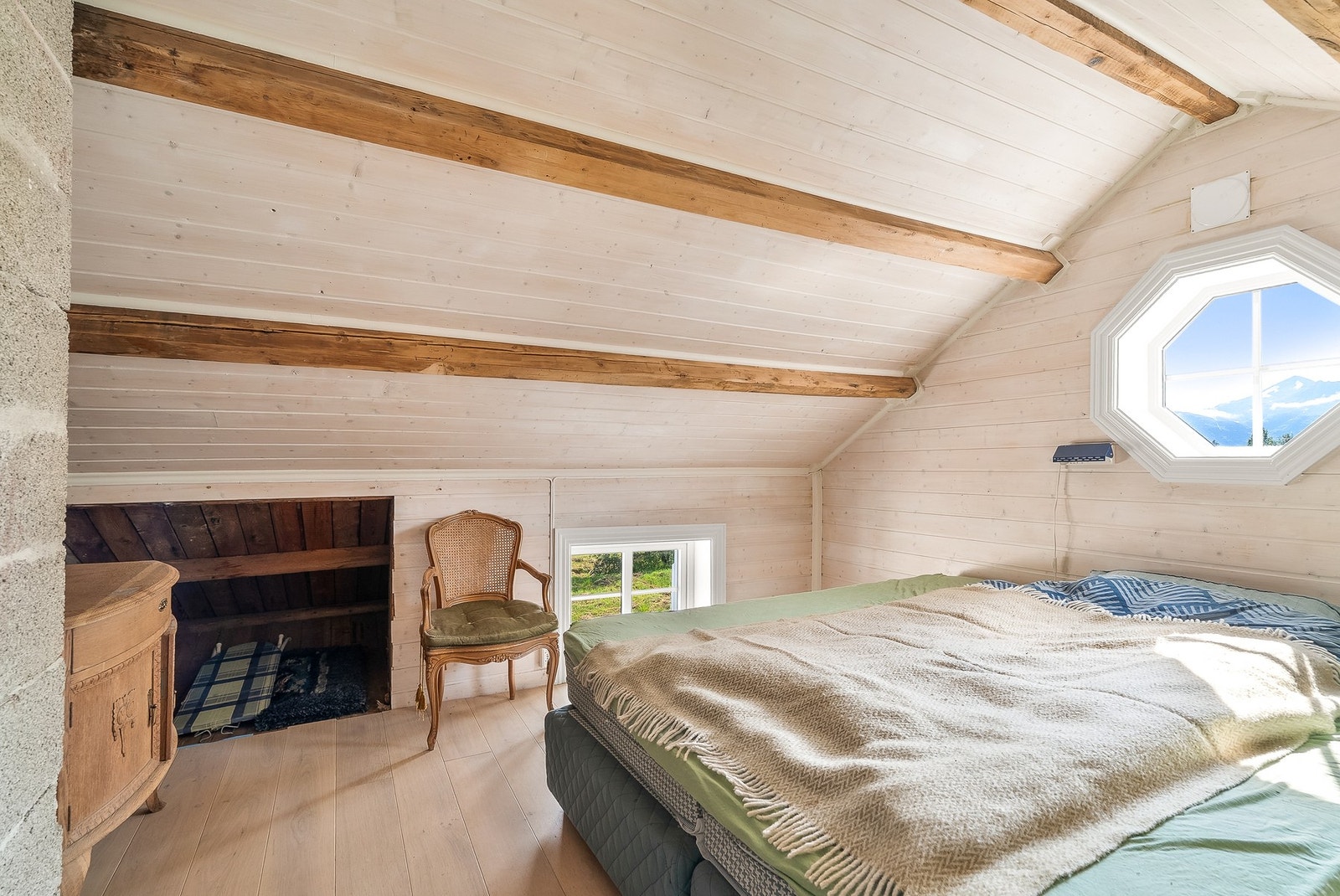 Boligen har et gulvareal (GUA) på 87 kvm grunnet mye skråtak Galleribilde