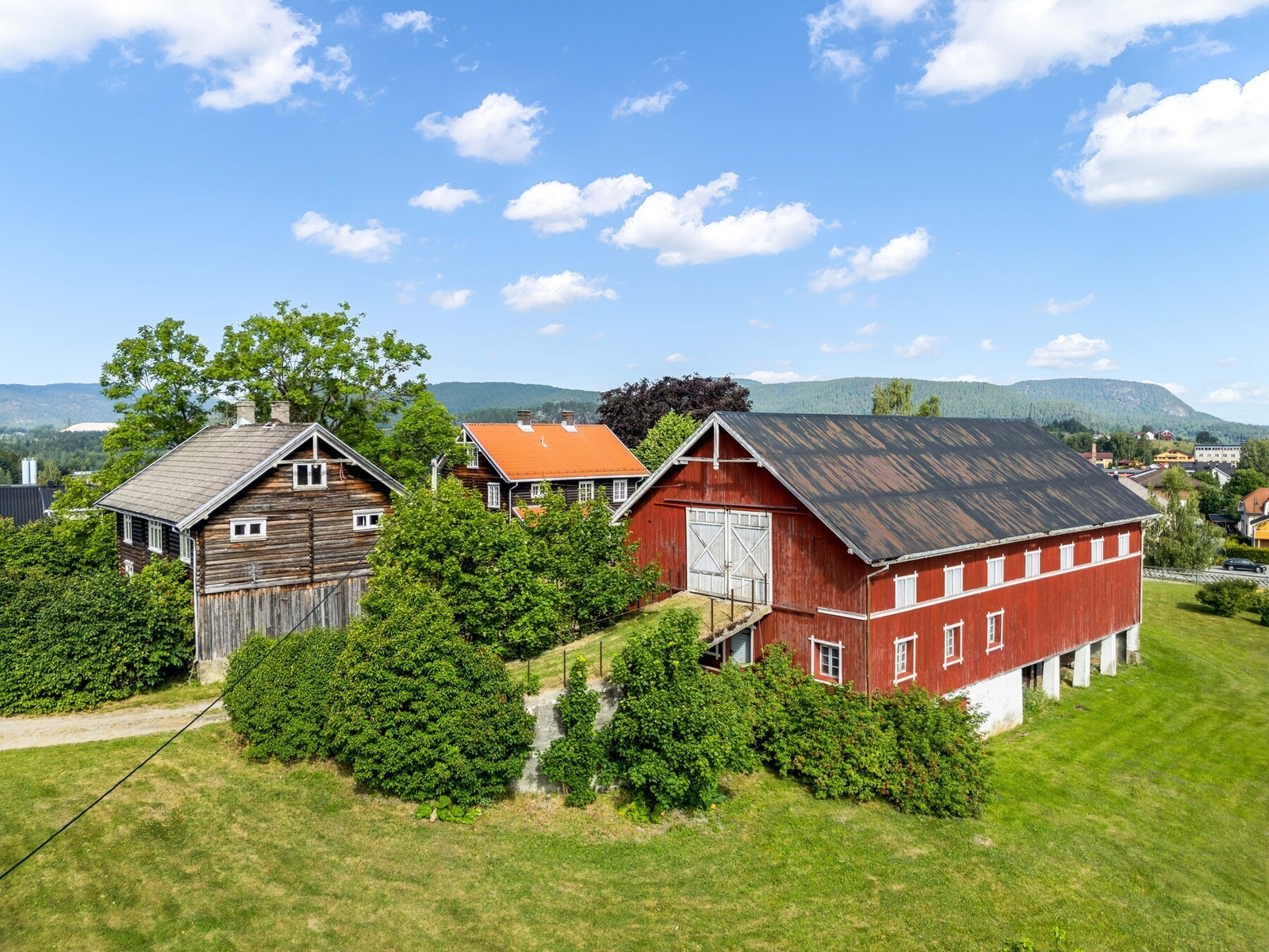 Tunet å
4241 kvm er bebygd med 2 tømrede boliger, uthus og stabbur. Galleribilde