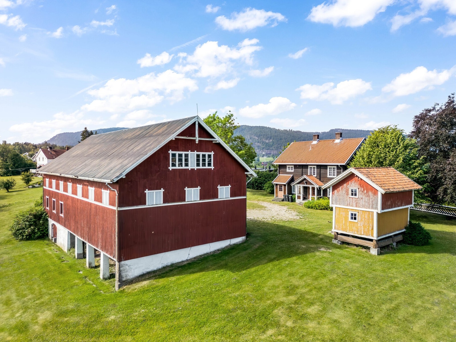 Opprinnelig en eldre gård, der jordene er fraskilt og utbygget. Galleribilde