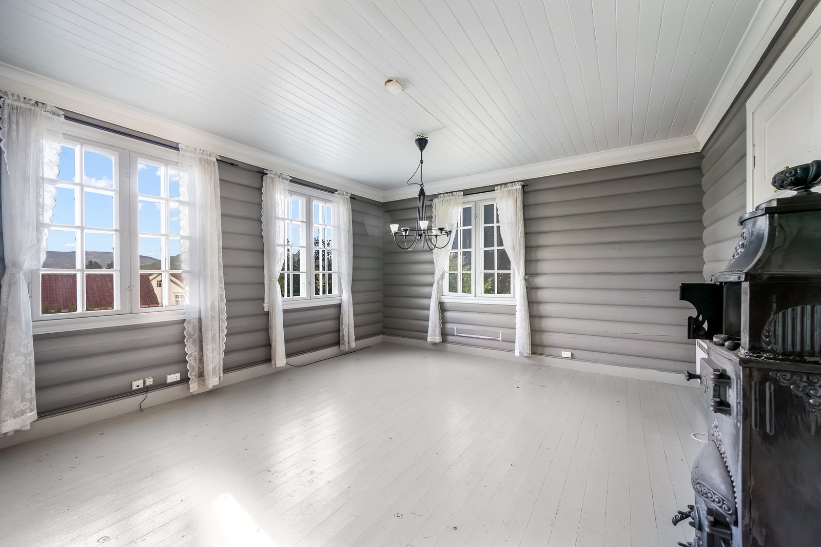 1. etg. har 2 stuer etter hverandre med innstallerte vedovner. Galleribilde