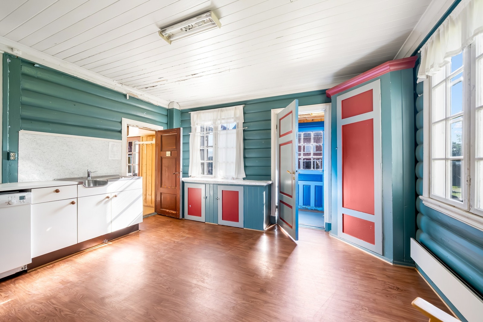 Romslig kjøkken med noe innredning i heltre og noe laminar. Galleribilde