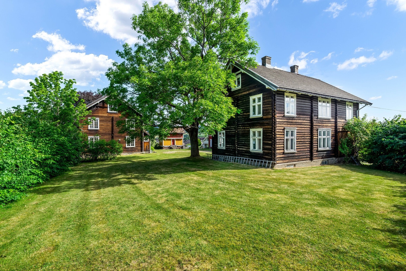 Berit Seltveit v/ Lokalmegleren & Partners har gleden av å presentere Tyrivegen 13 og 15 "Felland tunet" Galleribilde