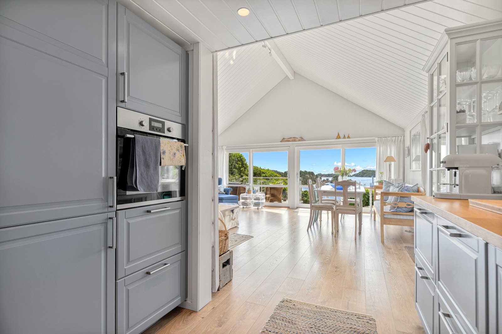 Pent og meget innholdsrikt kjøkken med alt av hvitevarer integrert Galleribilde