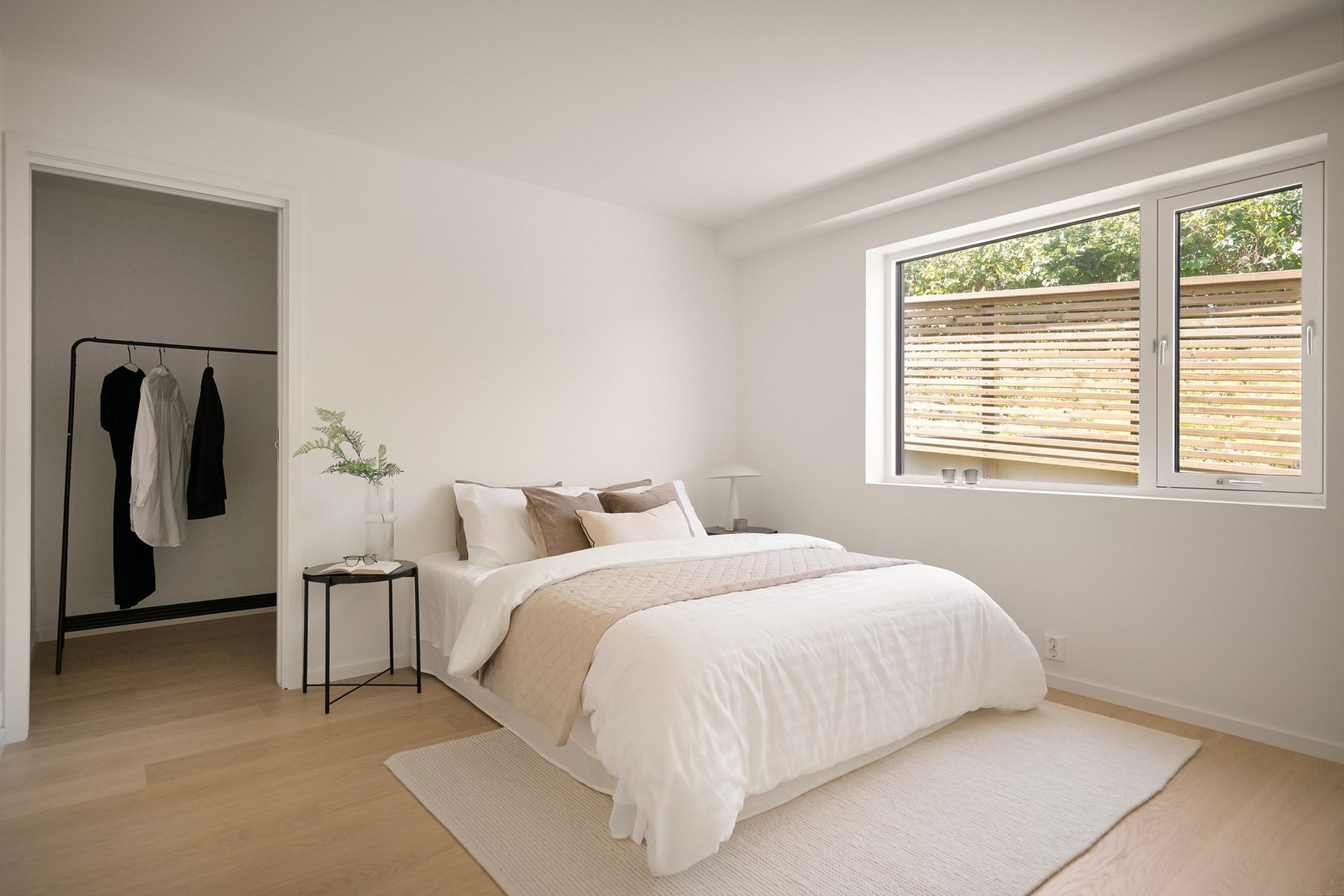 Boligens første etasje inneholder bl.a. 3 soverom. Dette har egen walk-in garderobe og bad. Galleribilde