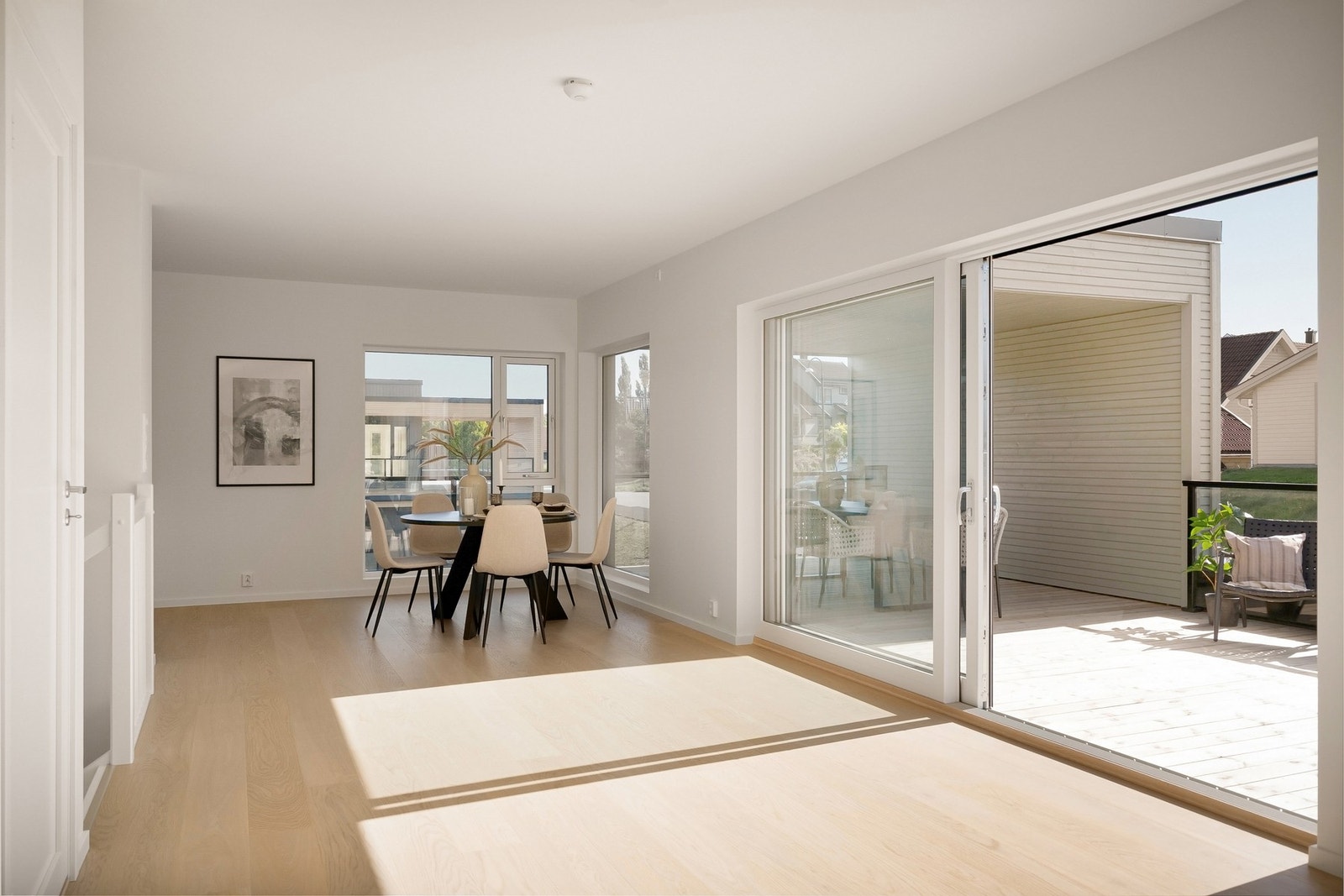 Stuen har plass til både sofakrok og spisestue. Galleribilde