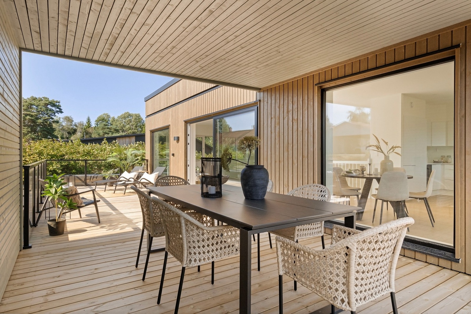 Fra stuen kommer man ut til denne flotte terrassen. Her sitter man lunt og skjermet under tak. Galleribilde