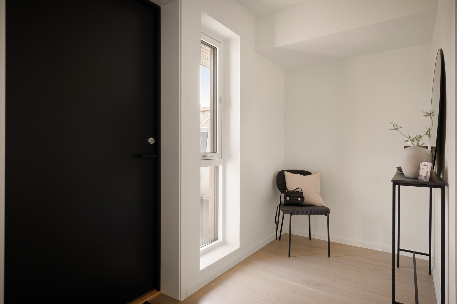 Hyggelig inngangsparti med plass til å henge fra seg yttertøy og lignende. Galleribilde