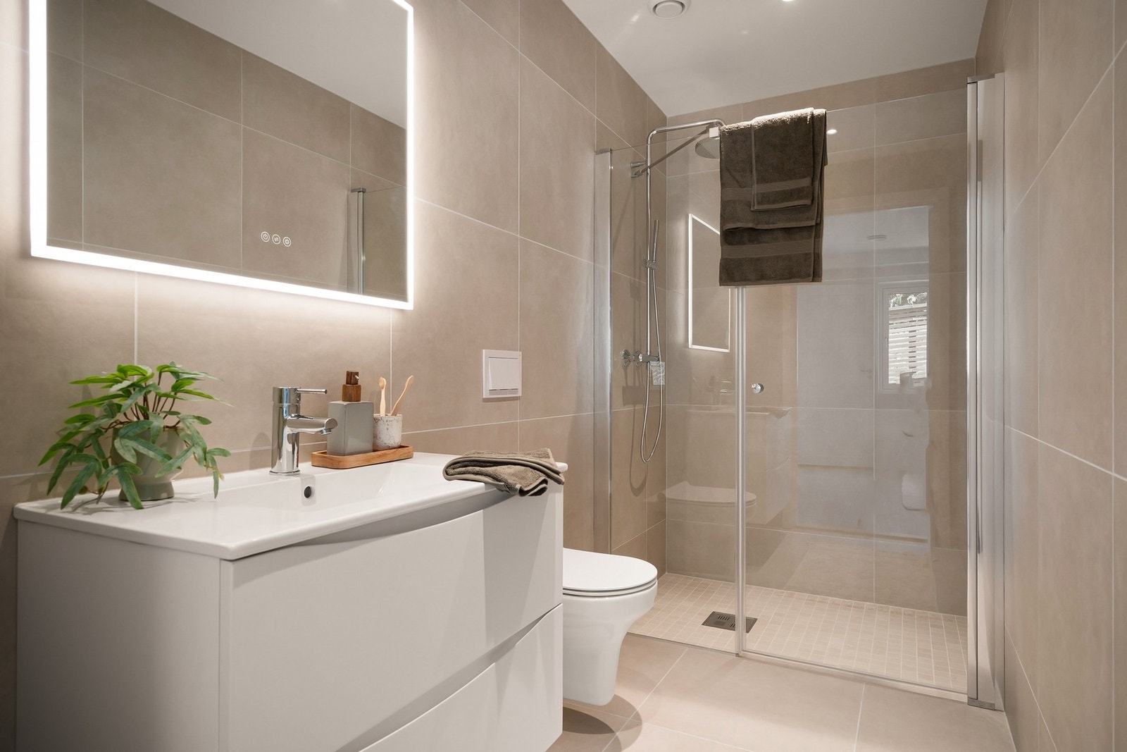 Stilig bad med servant, toalett og dusjhjørne. Galleribilde