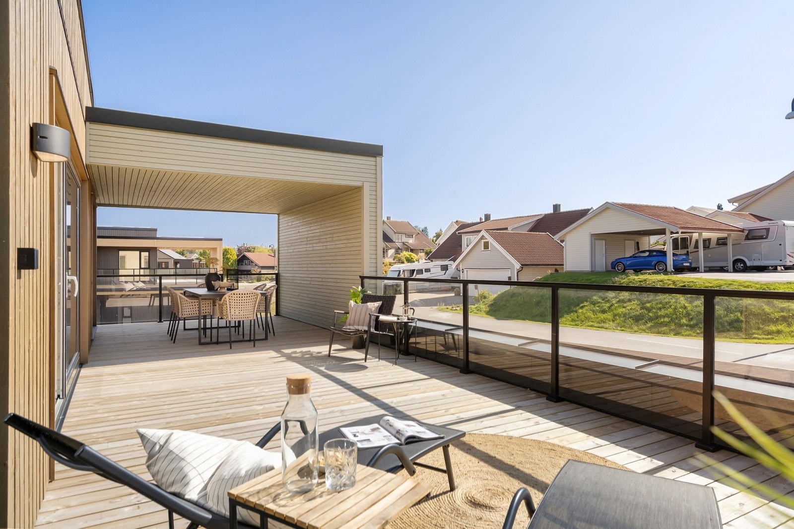 Boligen har en romslig og delvis overbygd terrasse med gode solforhold. Galleribilde