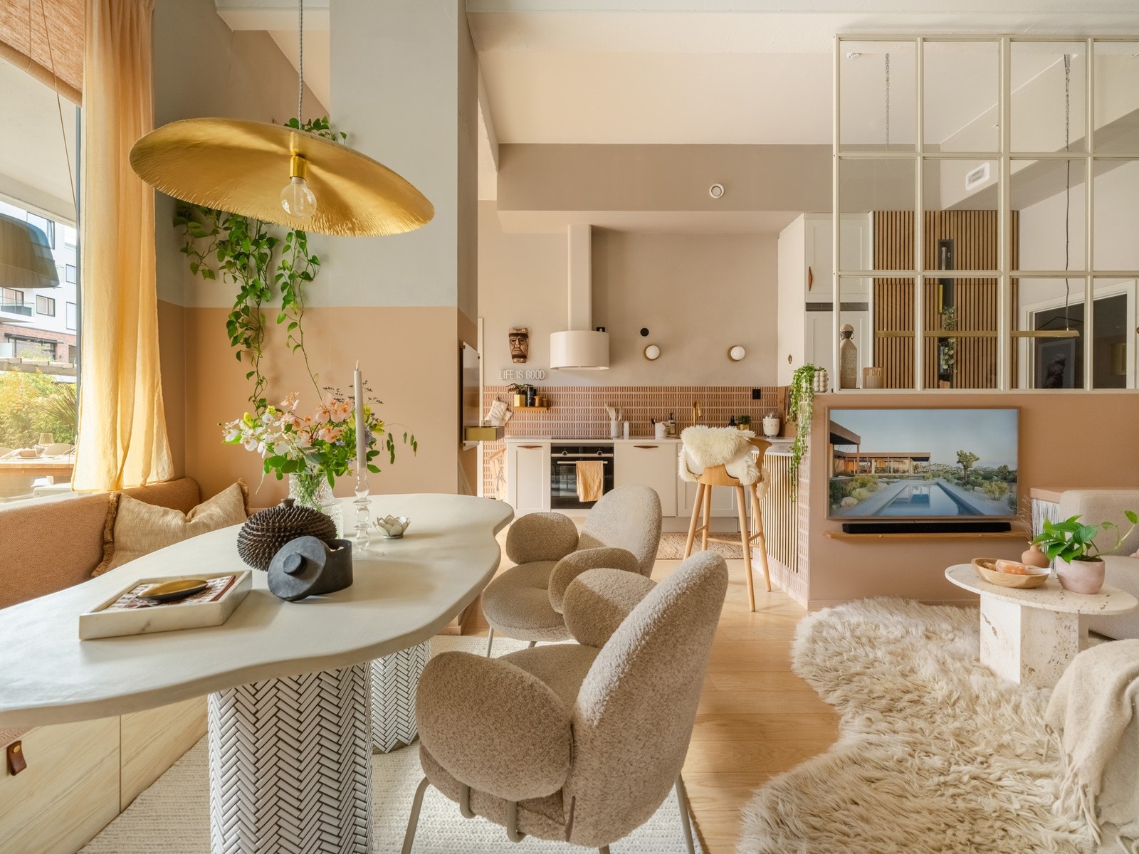 Dette er en vakker og særegen 3-roms med høy standard, smakfulle detaljer og gjennomtenkte løsninger. Galleribilde