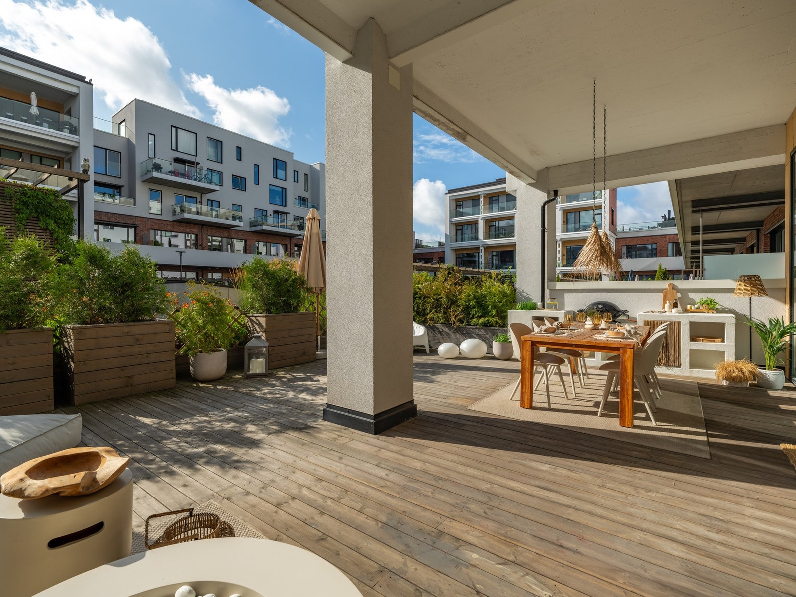 Stor, delvis overbygget markterrasse på hele 65 kvm. Galleribilde