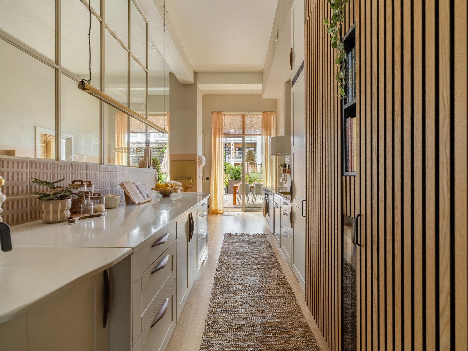 Det er etablert en praktisk kjøkkenøy med glassvegg med spiler som romdeler. Galleribilde