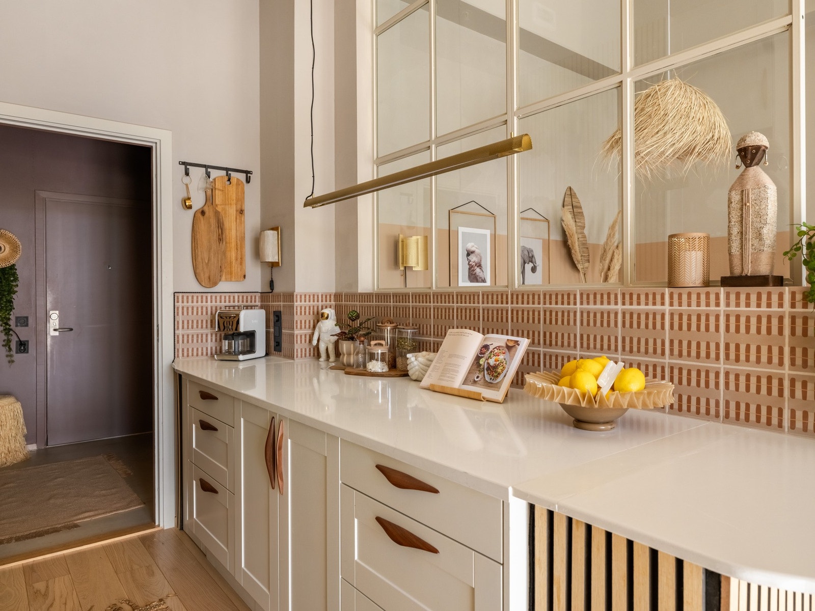 Corian kvalitetsbenkeplate med ny nedfelt oppvaskkum og ett-greps blandebatteri fra Tapwell. Galleribilde