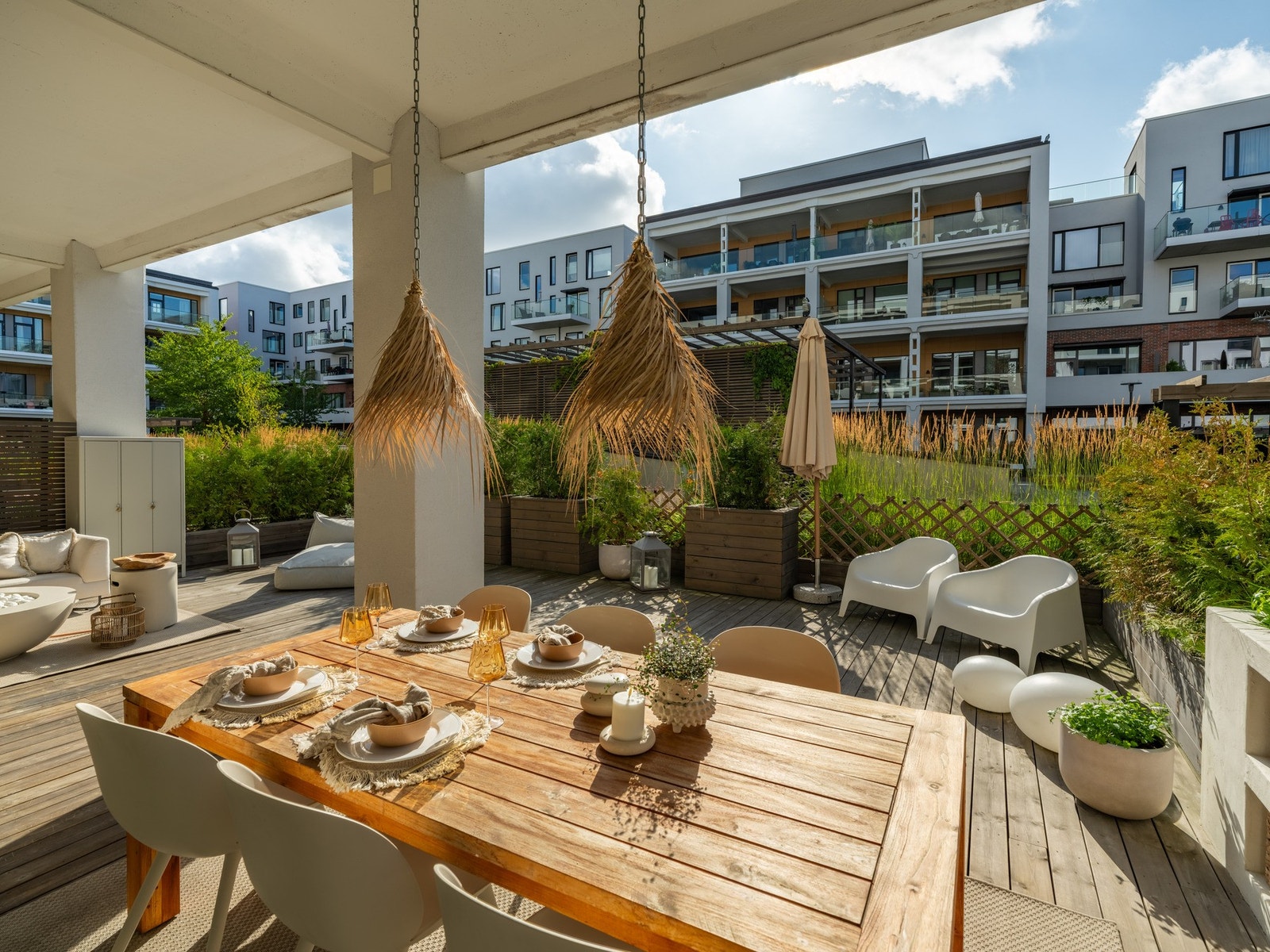Hele leiligheten er vendt inn mot sameiets flotte og skjermede atrium som ligger på toppen av senteret. Galleribilde