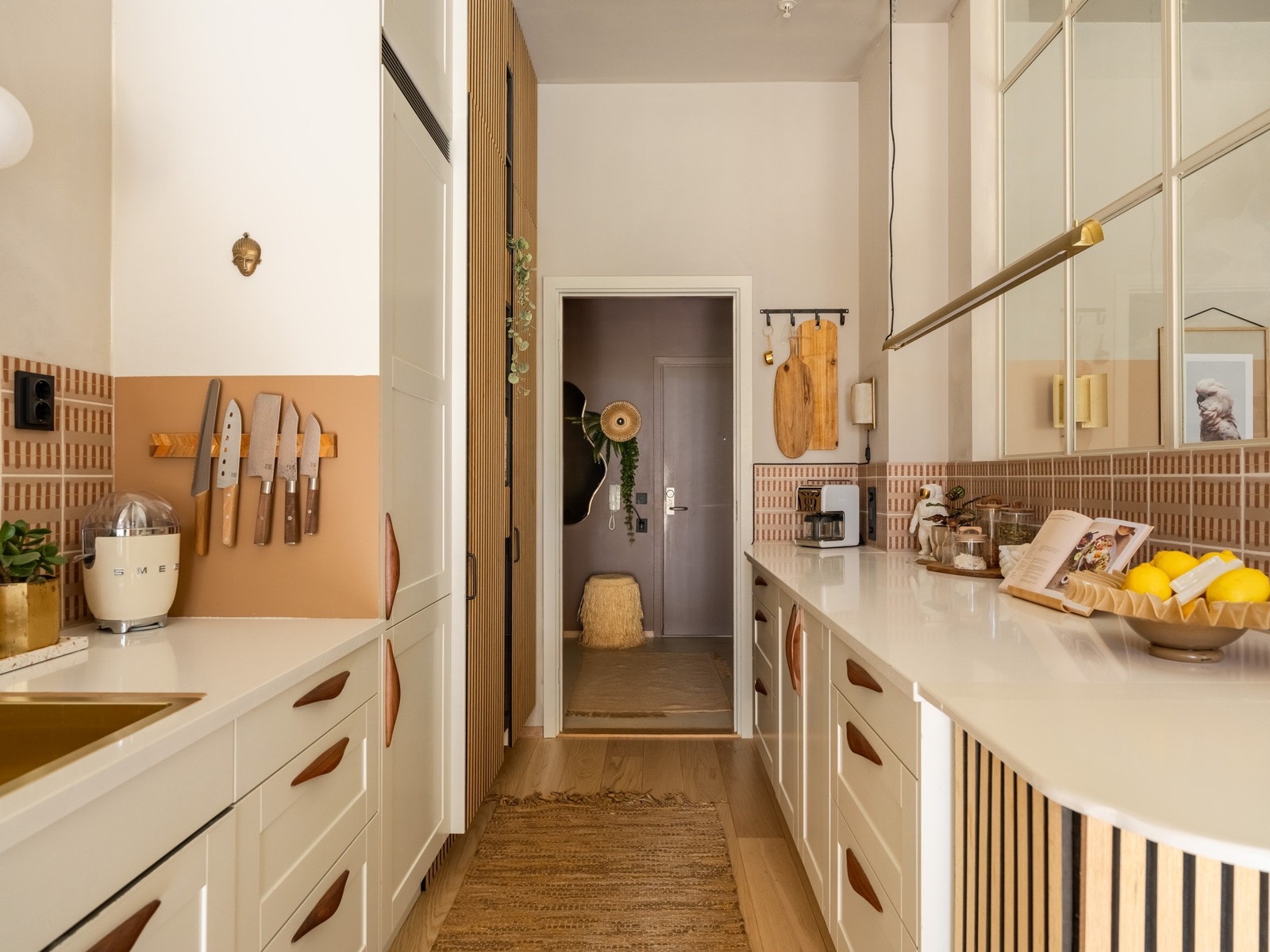 Innredningen inkluderer integrert platetopp, stekeovn, oppvaskmaskin, nytt vinskap og kjøl-/fryseskap, samt ny automatisk kjøkkenvifte. Waterguard er montert. Galleribilde