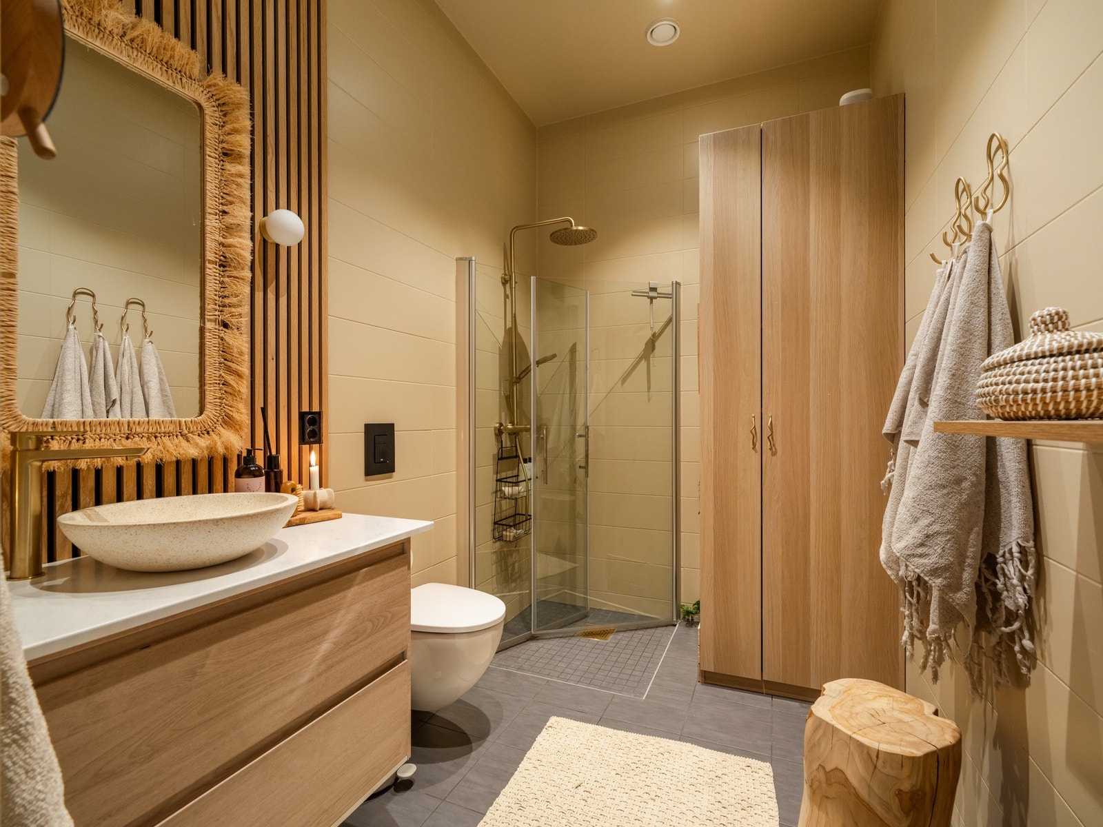 Lekkert og moderne bad fra 2019. Badet fremstår delikat med malte vegger og tak i våtromsmaling, kombinert med flislagt gulv med behagelig gulvvarme. Galleribilde