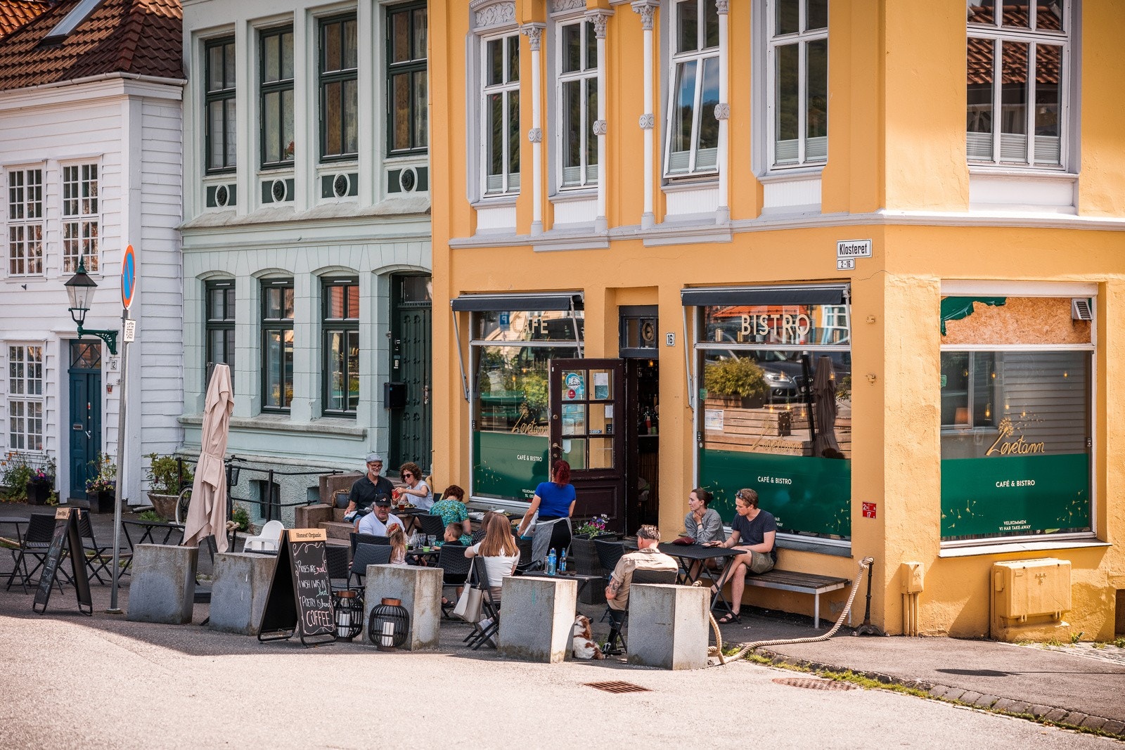 Ved Klosteret er det også flere spisesteder, Løvetann Café og Bistro byr blant annet på god kaffe og nydelig mat enten det er til frokost, lunsj eller middag. Galleribilde
