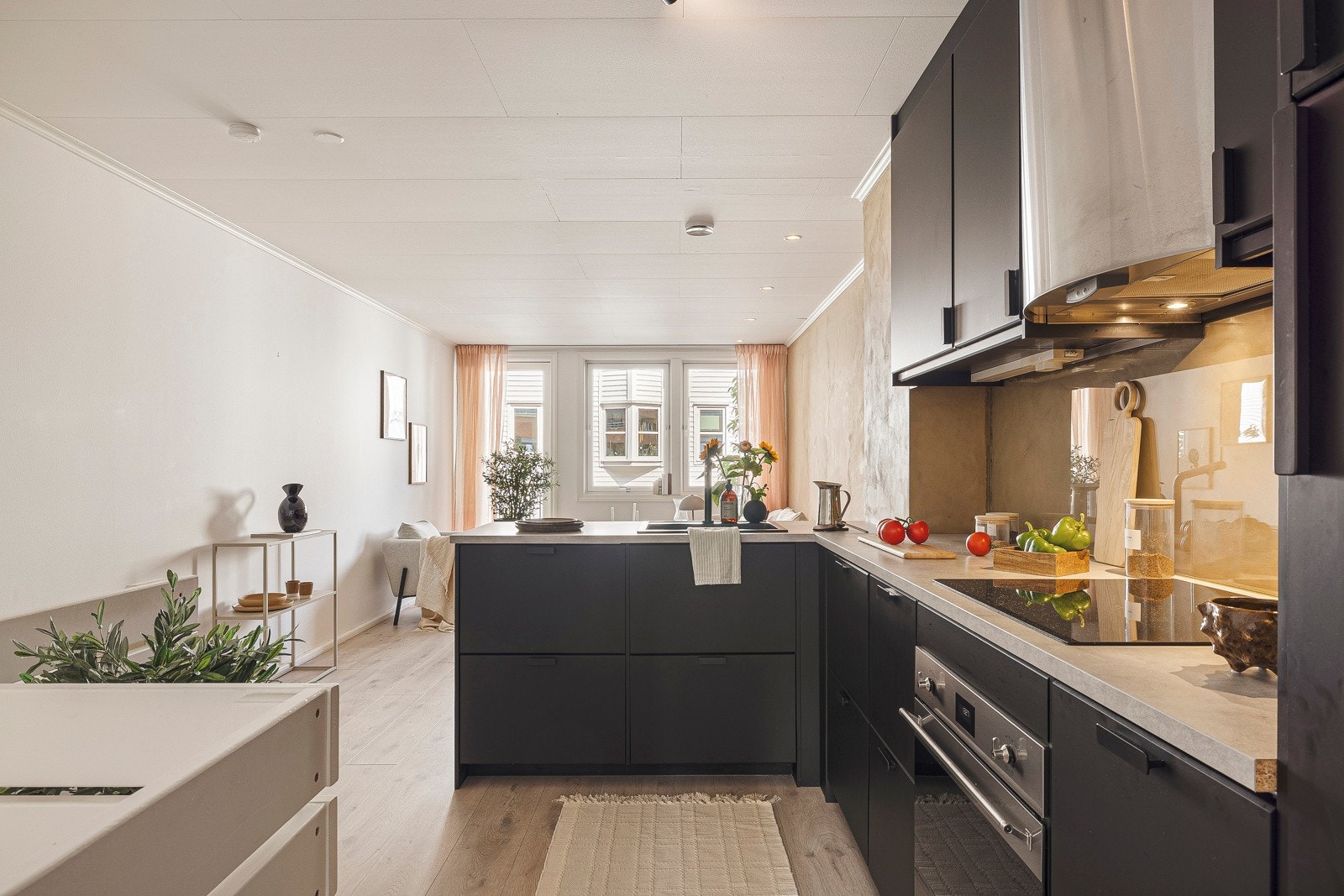Lekkert Ikea kjøkken fra 2018 med intregrerte hvitevarer og halvøy. Galleribilde