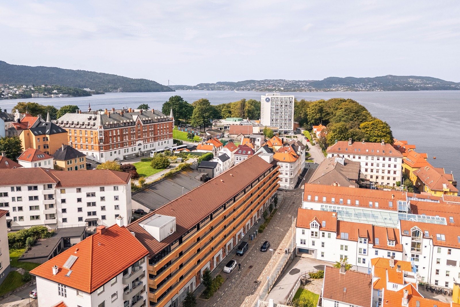 Leiligheten har en rolig og tilbaketrukket beliggenhet på Nordnes, kun 15 min gange fra sentrumskjernen. Galleribilde