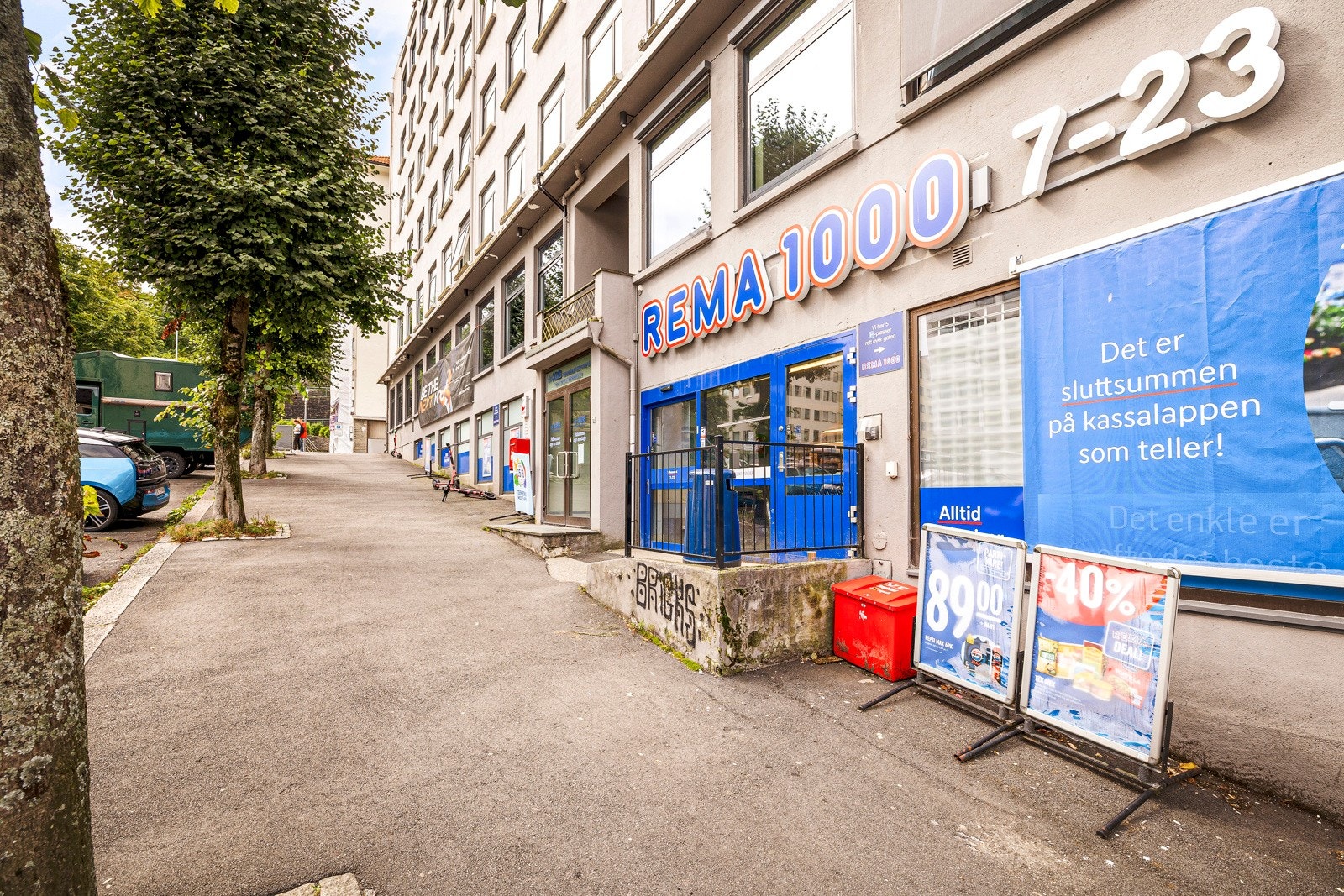 Det er en rekke dagligvarebutikker i nærområdet, herunder ligger Kiwi Strandgaten og Rema 1000 like i nærheten. Galleribilde