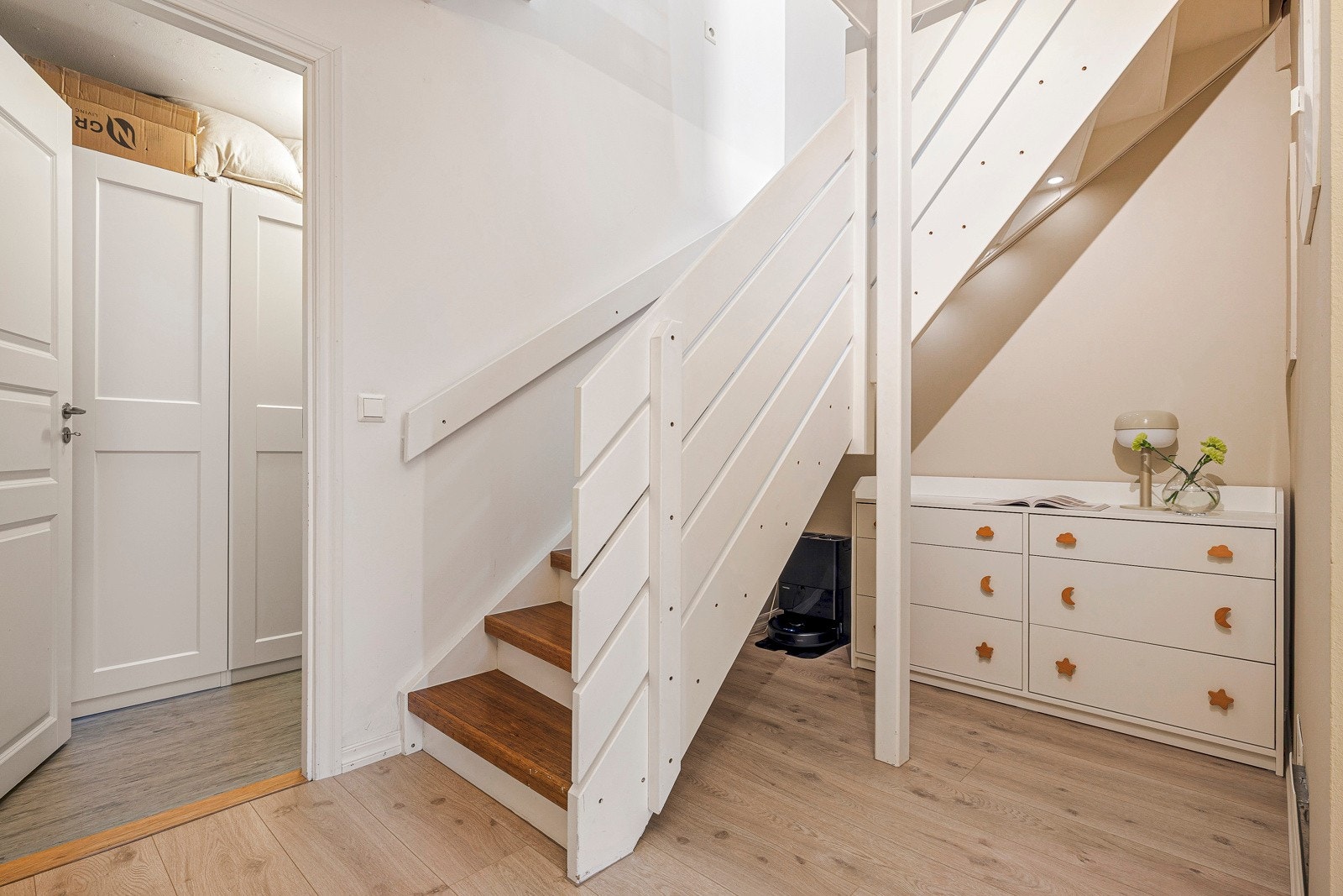 Legg merke til oppbevaringsmulighetene under trappen, samt den innvendige boden. Boden er 5,4 kvm, er innredet med garderobeløsninger og har plass til frys. Galleribilde