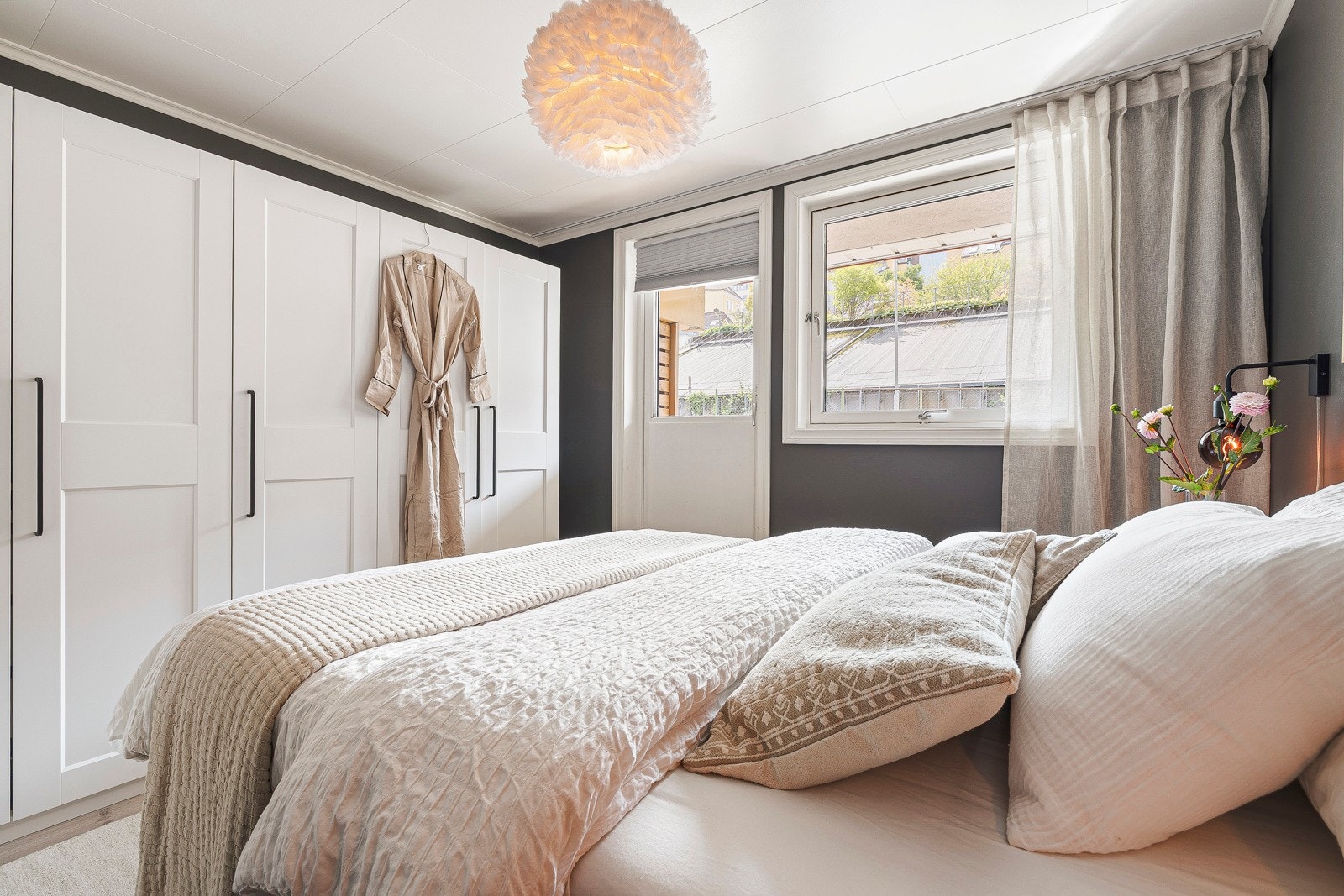 Langs hele kortveggen er det montert garderober av typen PAX fra Ikea som gir meget god oppbevaringsplass og muligheter for personlig tilpasning av innredningen. Galleribilde