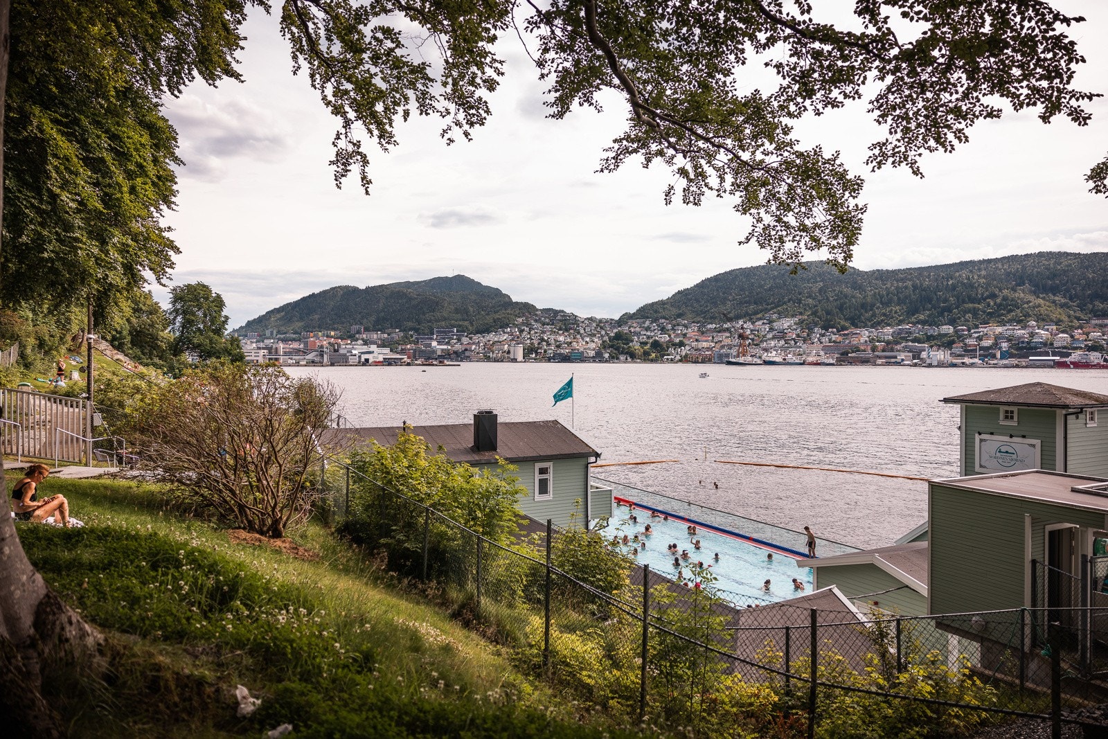 Nordnes sjøbad er også like ved med utendørsbasseng. Galleribilde