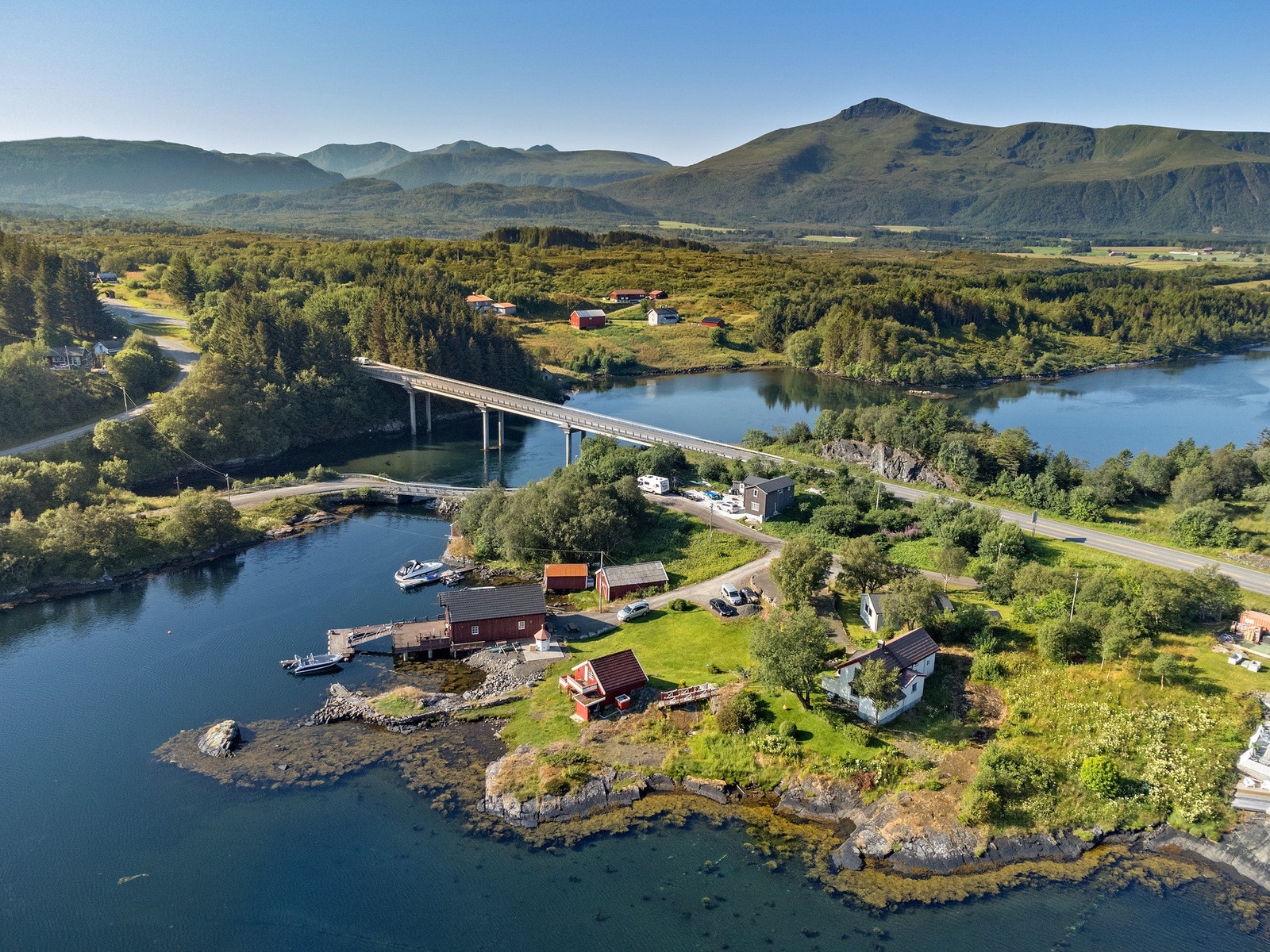 Groravikvegen 13 ligger i Groravika i nærheten av Vevang og Årsbogen. Galleribilde