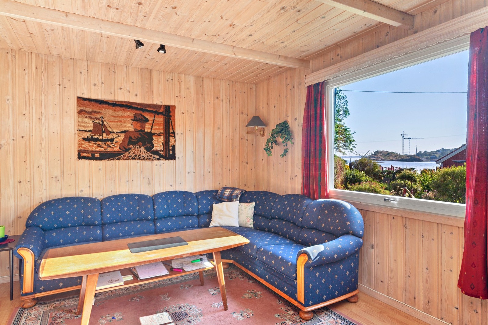 Fra stuen er det utsikt til sjøen. Galleribilde