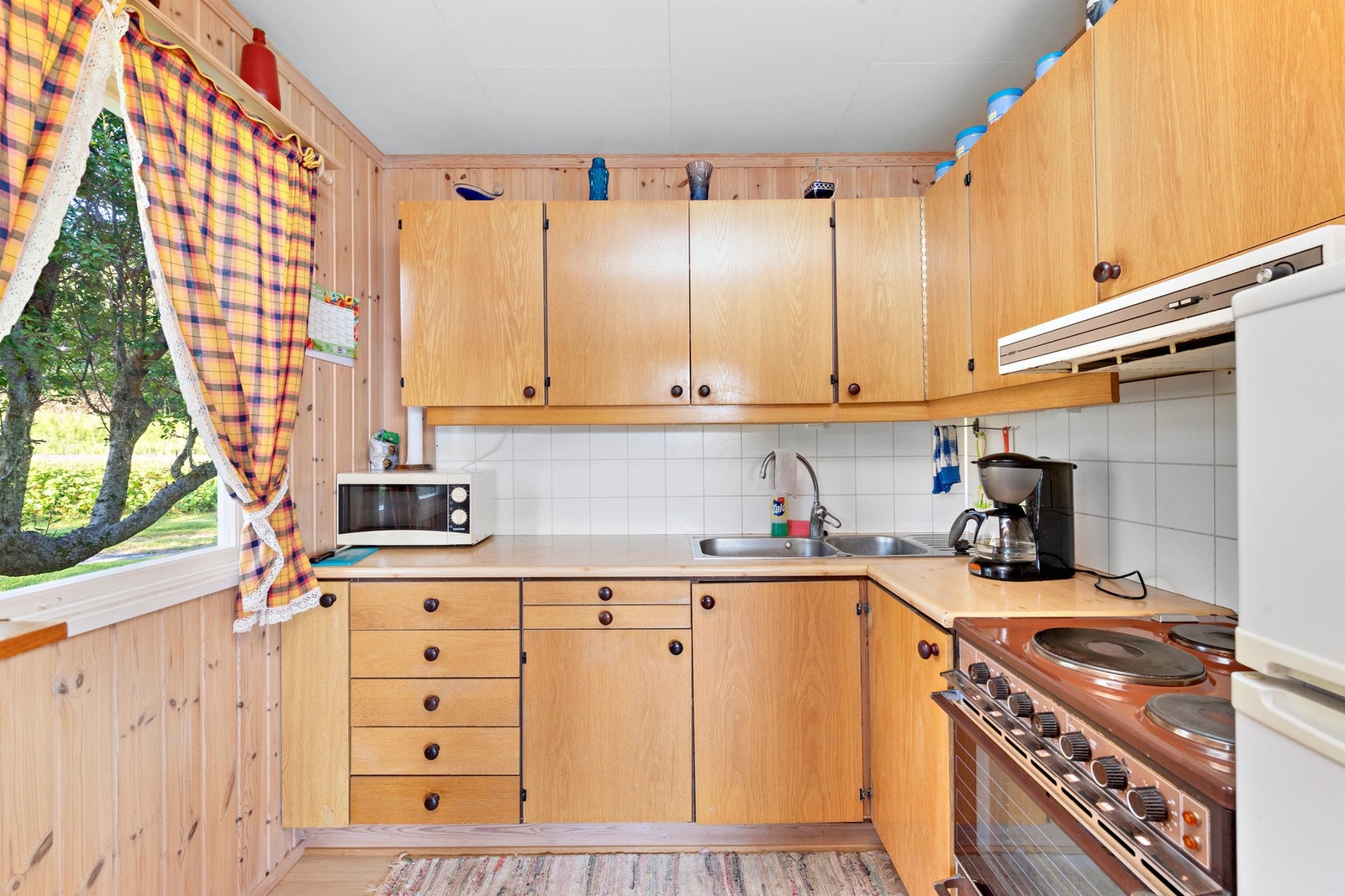 Kjøkken med praktisk innredning. Galleribilde