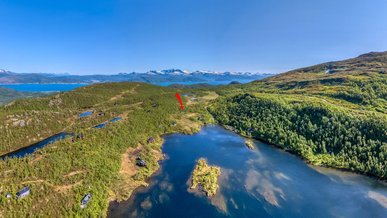 Hytta ligger fint til, kun noen meter fra vakre Holmvatnet. Galleribilde