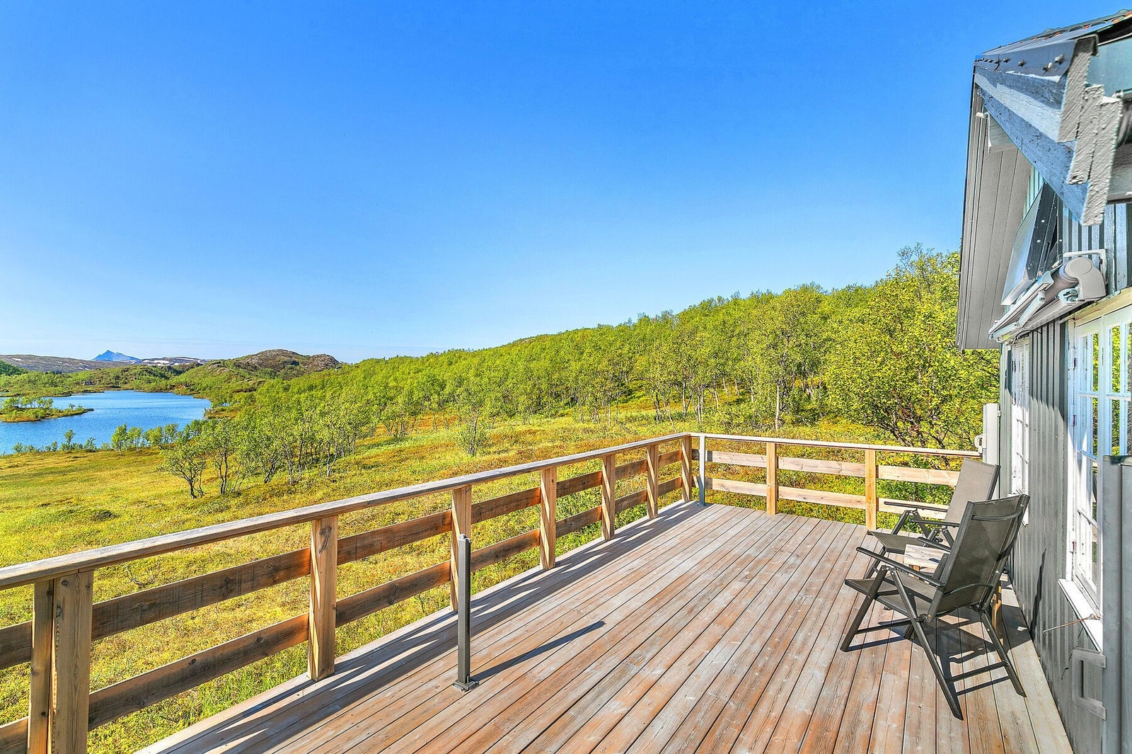 Store terrasser rundt hytta. Her nyter du solen og utsikten i usjenerte omgivelser Galleribilde